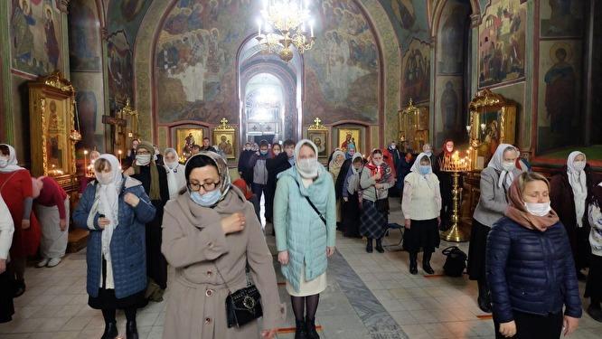 В церкви в масках коронавирус