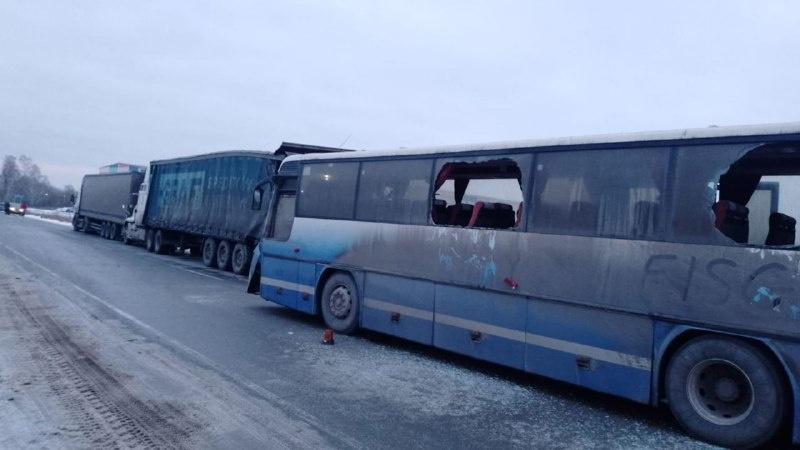 фото 10 пассажиров автобуса пострадали в ДТП с грузовиком на трассе под Новосибирском слайд 2